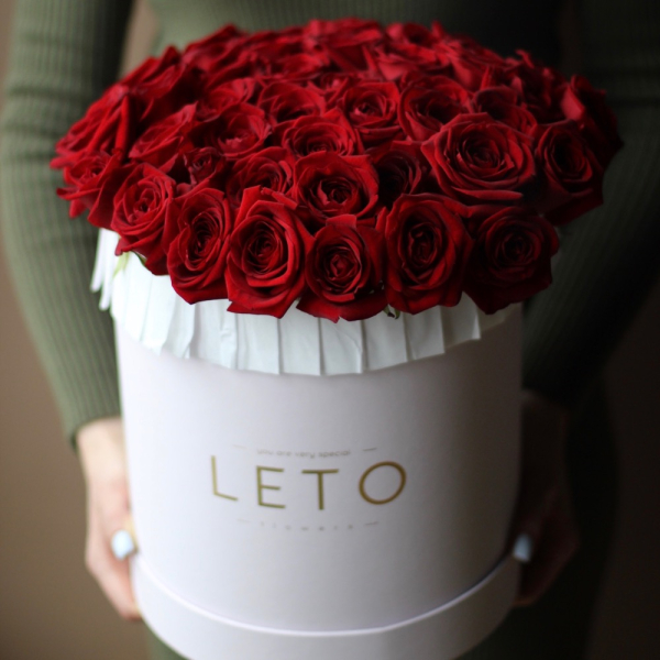 Букет из красных роз в шляпной коробке - Размер L 