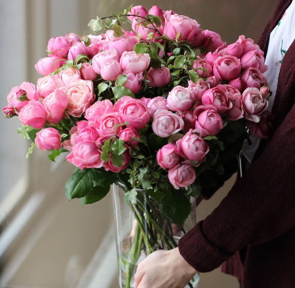 Букет из кустовых пионовидных роз в вазе - 29 кустовых роз
