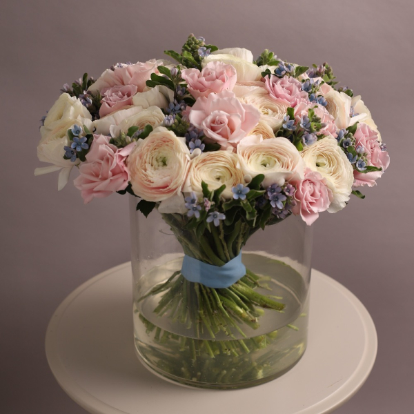 Букет из ранункулюсов, оксипеталума и пудровых роз в вазе - Размер XL 