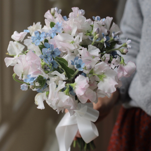 Букет невесты из оксипеталума и душистого горошка/весенних цветов - Размер S