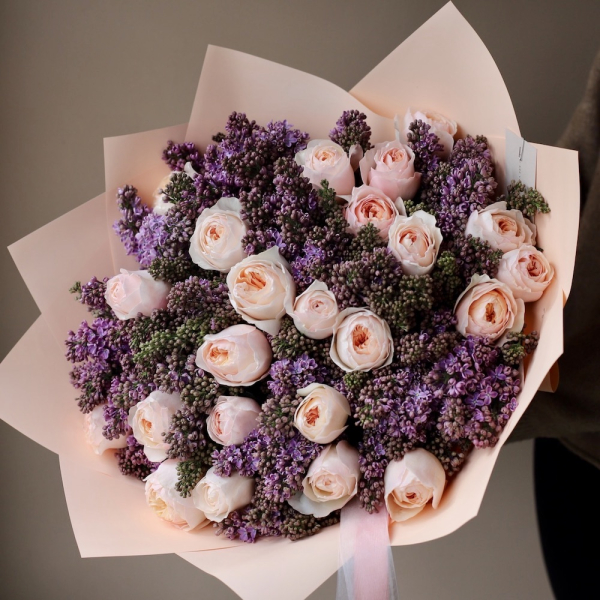 Букет из пионовидных роз и фиолетовой сирени - Размер L
