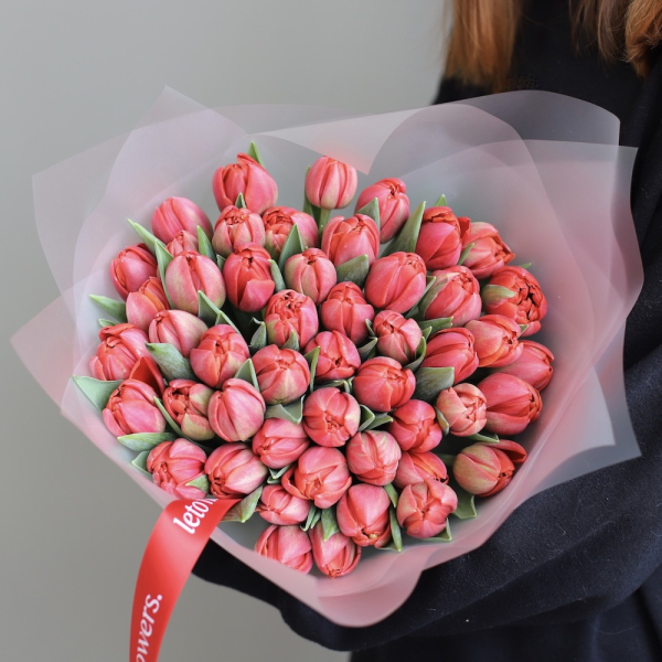 Букет из красных тюльпанов -  49 тюльпанов 