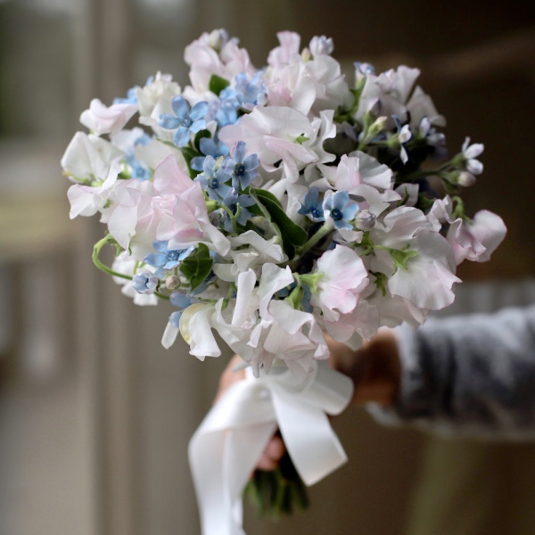 Букет невесты из оксипеталума и душистого горошка/весенних цветов - Размер S 