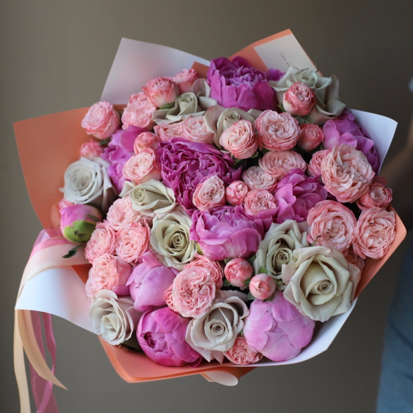 Букет из кустовых пионовидных роз, простых роз и пионов - Размер M