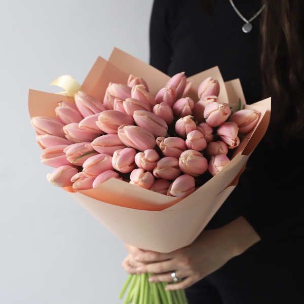 Букет из персиковых тюльпанов - 49 тюльпанов