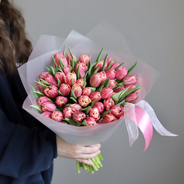 Букет из ярко-розовых тюльпанов -  49 тюльпанов 