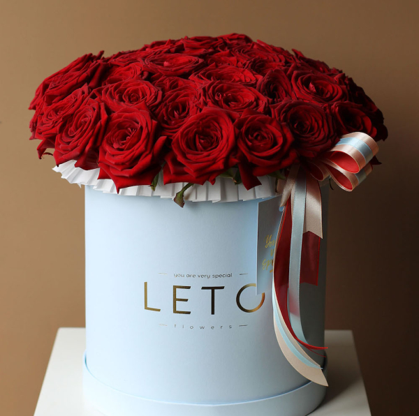 Букет из красных роз в шляпной коробке - Размер L