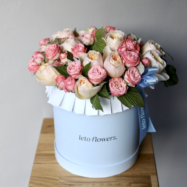 Букет из пионовиных роз и кустовых пионовидных роз в шляпной коробке - Размер M 