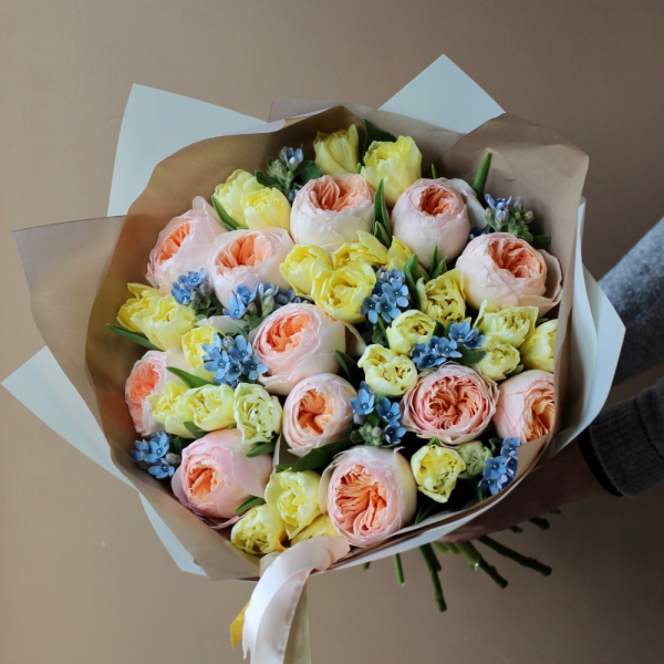 Букет из тюльпанов, оксипеталума и пионовидных роз - Размер S 