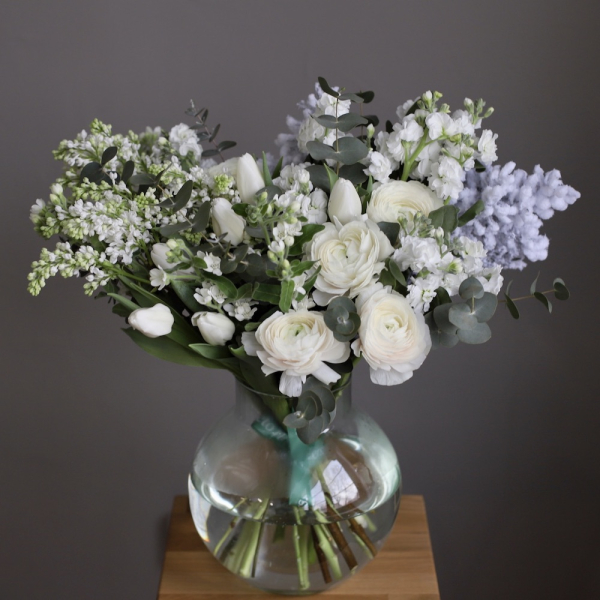 Букет из сезонных цветов в вазе Белый - Размер L