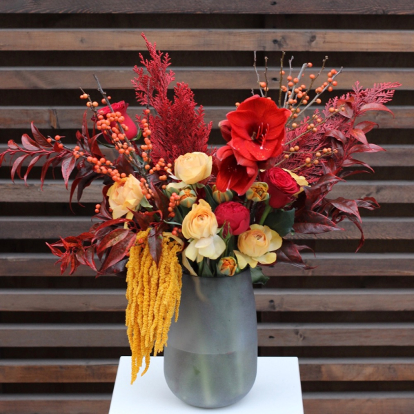 Букет из сезонных цветов в вазе Красный - Размер XL (ваза может отличаться)