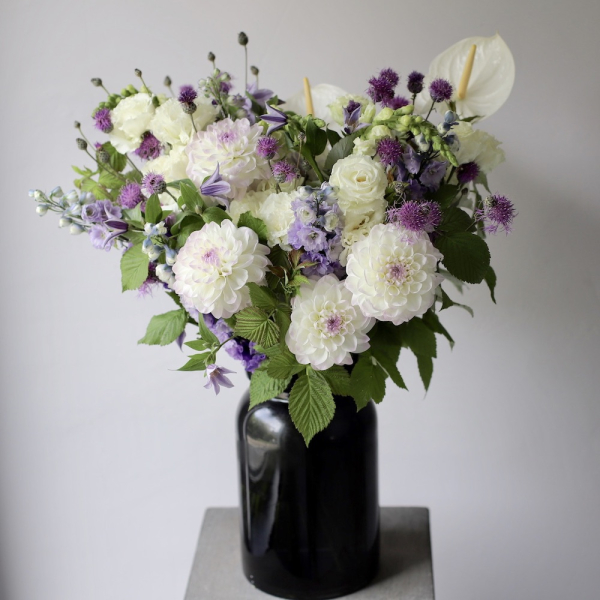 Букет из сезонных цветов в вазе Лавандовый - Размер L (ваза может отличаться)