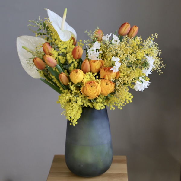 Букет из сезонных цветов в вазе Солнечный - Размер L (ваза может отличаться)