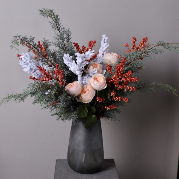 Букет из сезонных цветов в вазе Зимний - Размер L 