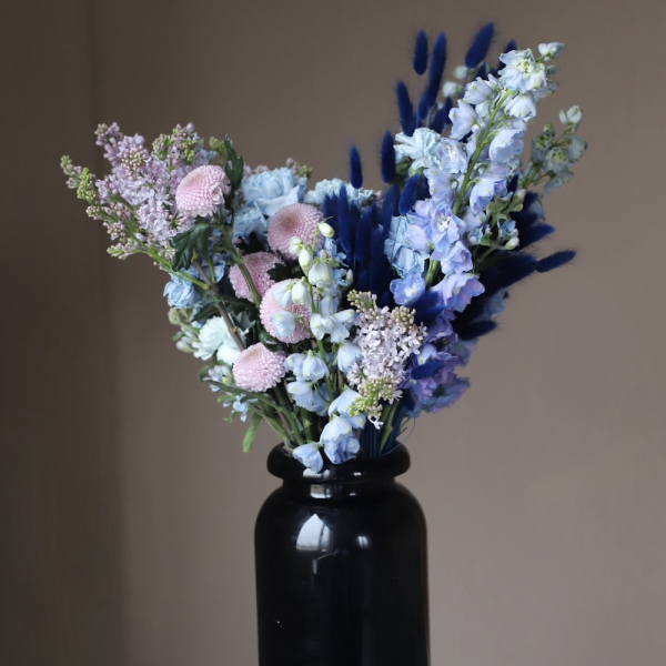 Букет из сезонных цветов в вазе Небесно-голубой - Размер L (ваза может отличаться)