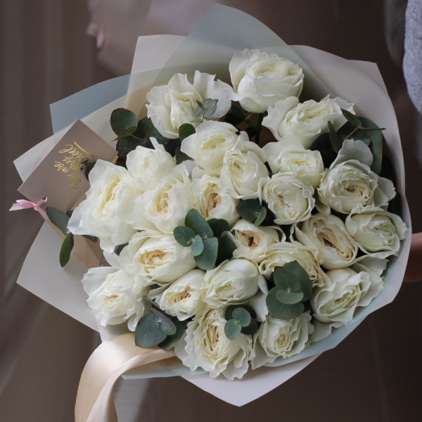 Букет из пионовидных роз Вайт Клауд - 23 розы с зеленью 