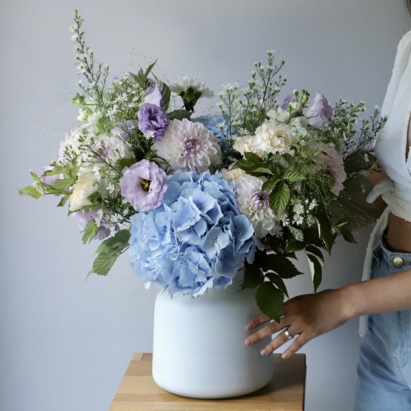Букет из сезонных цветов в вазе Небесно-голубой - Размер M (ваза может отличаться)