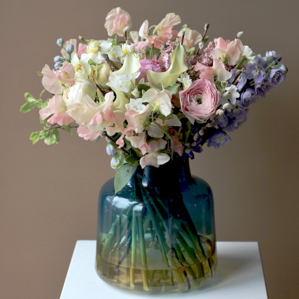 Букет из сезонных цветов в вазе Весенний - Размер L (ваза может отличаться)