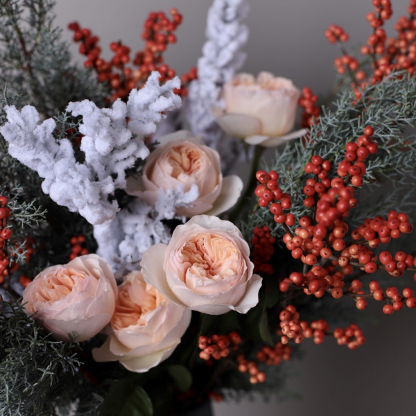 Букет из сезонных цветов в вазе Зимний