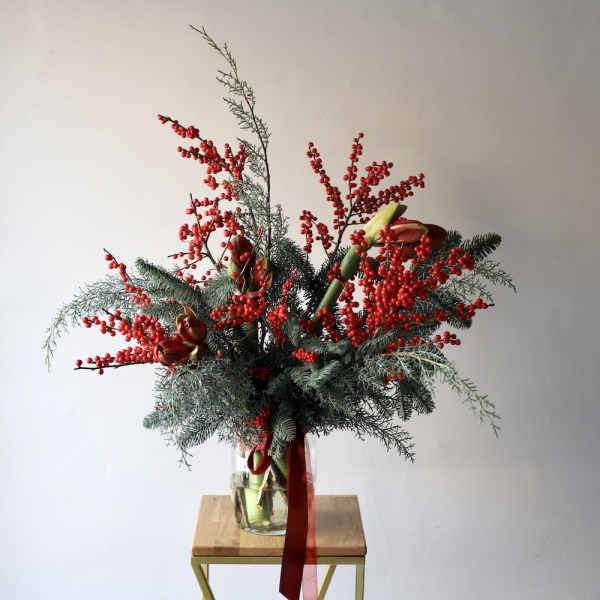 Букет из сезонных цветов в вазе Зимний - Размер M
