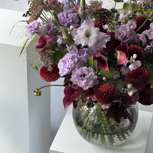 Букет из сезонных цветов в вазе Черничный - Размер XL