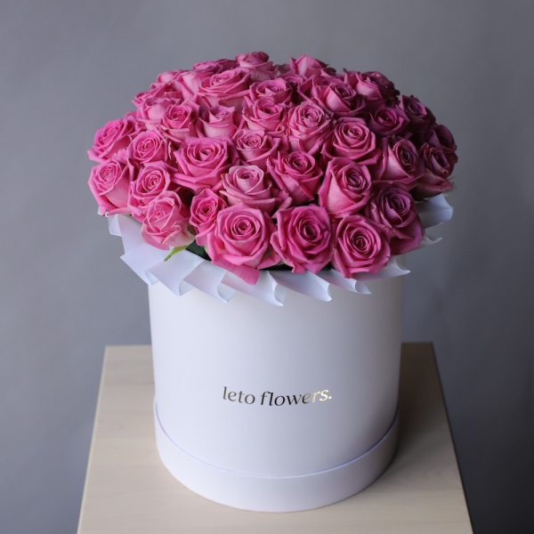 Букет из роз Аква в шляпной коробке - Размер M