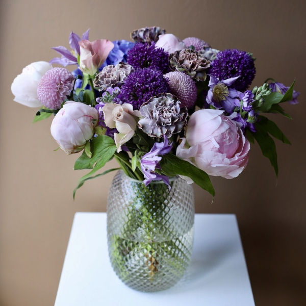 Букет из сезонных цветов в вазе Черничный - Размер L (ваза может отличаться)