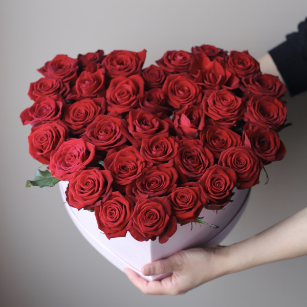 Розы красные в шляпной коробке в форме сердца