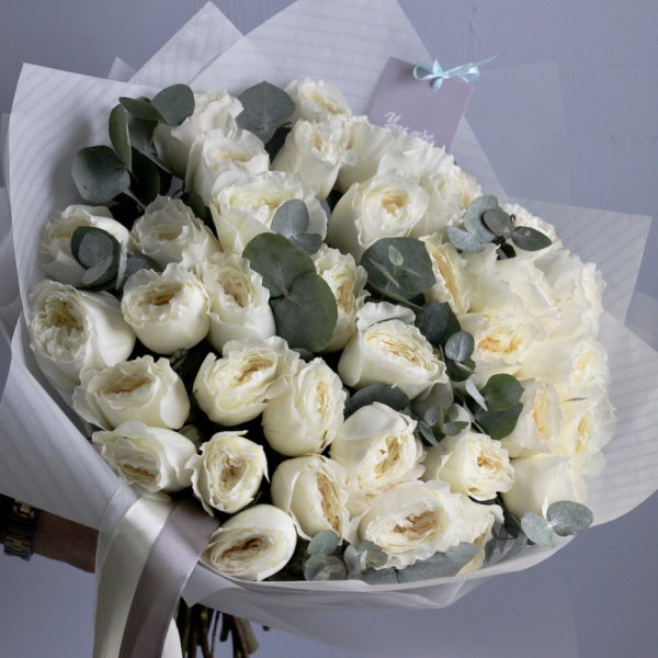 Букет из пионовидных роз Дэвида Остина Пейшенс - 35 роз с зеленью