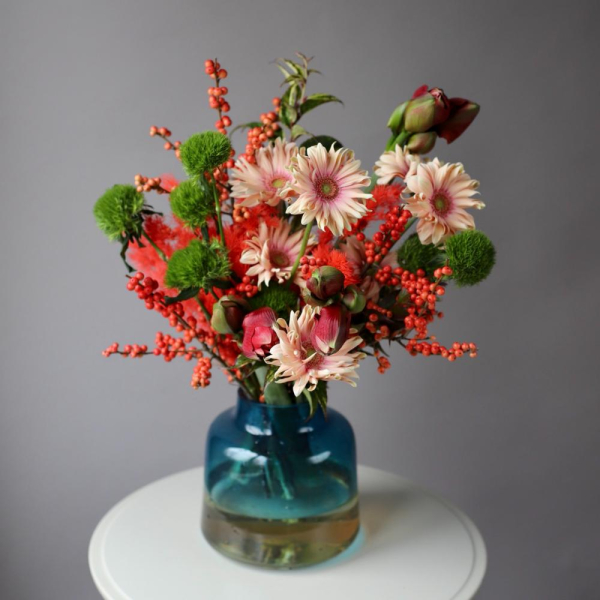 Букет из сезонных цветов в вазе Красный - Размер M (ваза может отличаться)