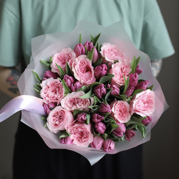 Букет из пионовидных роз и тюльпанов -  Размер S 