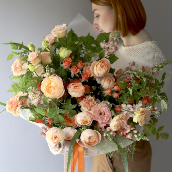 Авторский букет Персиковый из сезонных цветов -  Размер L 