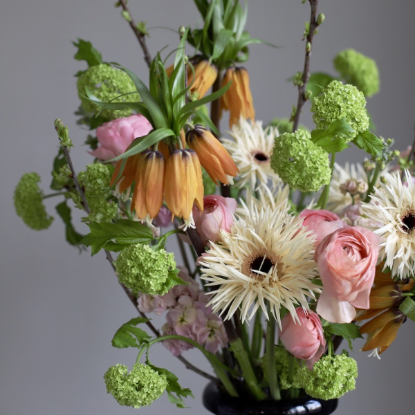 Букет из сезонных цветов в вазе Весенний - Размер M