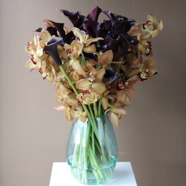 Букет из калл и орхидей в вазе - Размер L (ваза может отличаться)