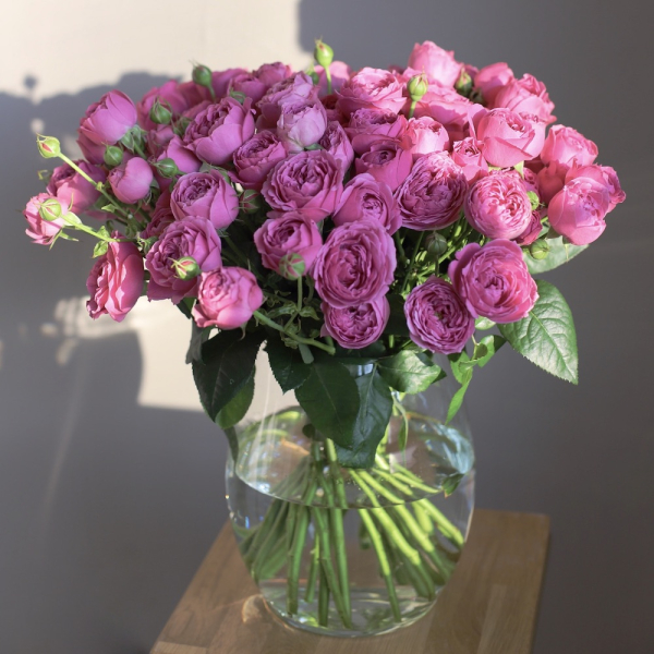 Букет из кустовых пионовидных роз в вазе -  29 кустовых роз 
