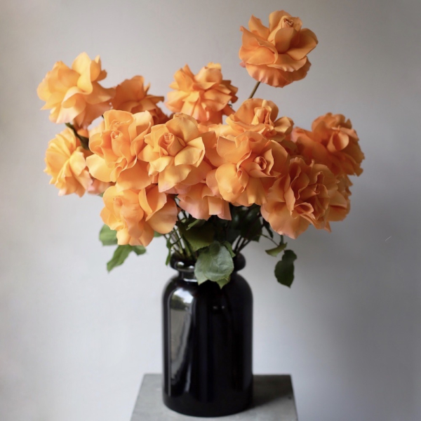 Букет "Апельсиновый пунш" в вазе -  25 роз 