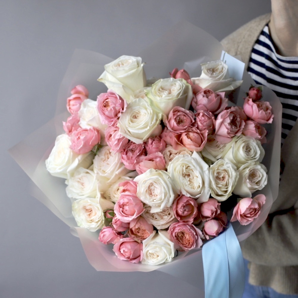 Букет из пионовидных роз и кустовых роз - Размер M 