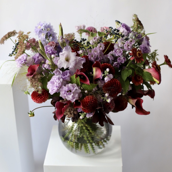 Букет из сезонных цветов в вазе Черничный - Размер XL