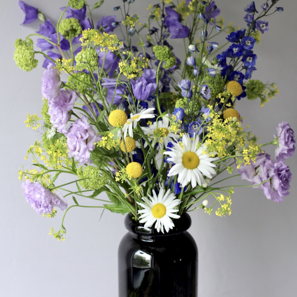 Букет из сезонных цветов в вазе Полевой - Размер M (ваза может отличаться)