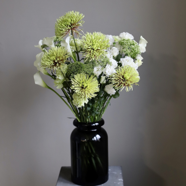 Букет из сезонных цветов в вазе Зеленый - Размер L (ваза может отличаться)