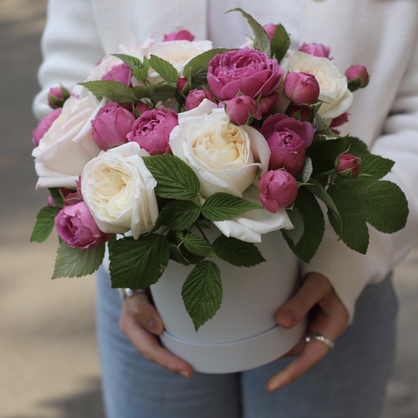 Букет из пионовиных роз и кустовых пионовидных роз в шляпной коробке - Размер S с зеленью